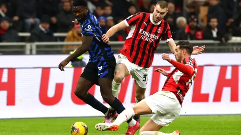 Theo Hernández y Marcus Thuram disputan la pelota en el último Derby della Madonnina.