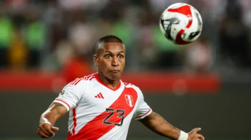 Pedro Aquino con camiseta de grande de Liga 1.