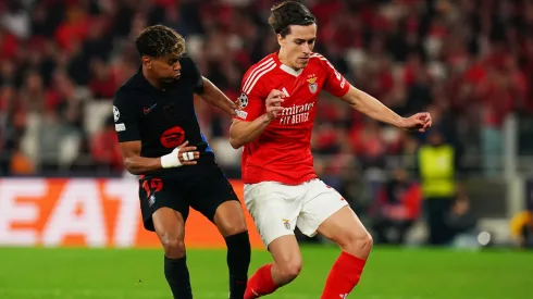 Álvaro Carreras y Lamine Yamal, en un partido entre Benfica y Barcelona.