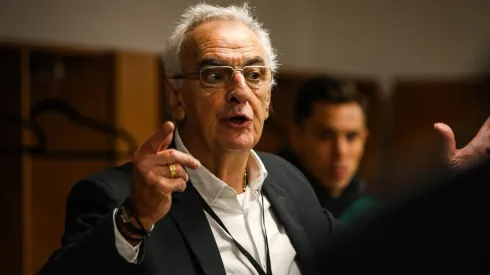 Jorge Fossati dando una charla técnica.