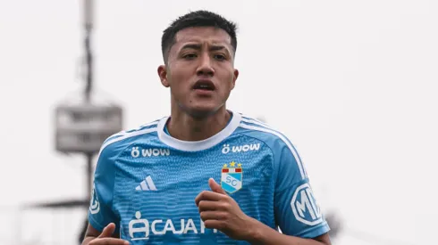 Jostin Alarcón con camiseta de Sporting Cristal.
