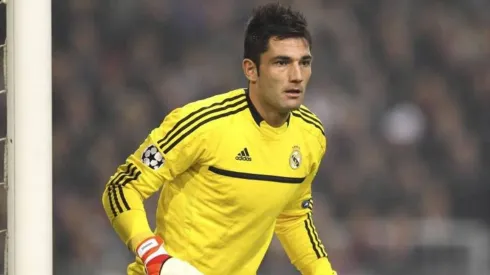 Antonio Adán con camiseta de Real Madrid.