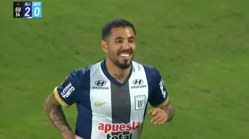 Sergio Peña y su sonrisa por el gol de penal.