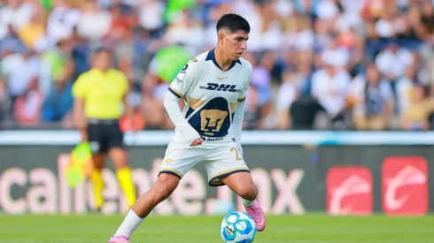 Piero Quispe con camiseta de Pumas.