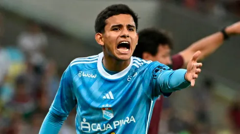 Jhilmar Lora jugando con Sporting Cristal.