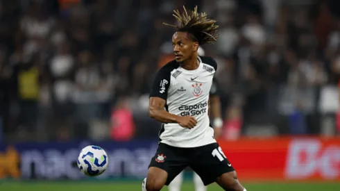 André Carrillo con camiseta de Corinthians.
