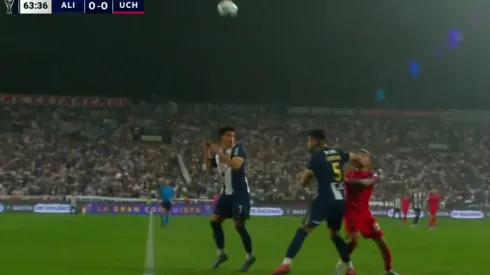 Carlos Zambrano se fue expulsado por el codazo a Charles Aránguiz.