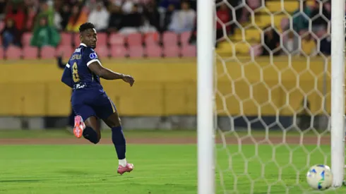 Eryc Castillo denunció a los árbitros peruanos.