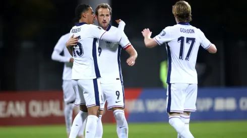 Inglaterra quiere imponer condiciones al recibir a Serbia.