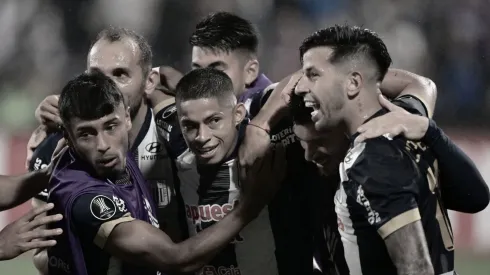 Jugadores de Alianza Lima abrazados.