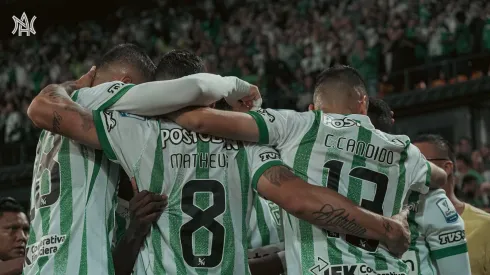Jugadores de Atlético Nacional abrazados.