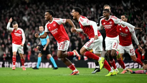 Jugadores de Arsenal celebrando.