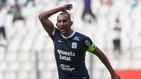 Hernán Barcos con camiseta de Alianza Lima.
