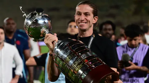 Filipe Luis con la Copa Libertadores.