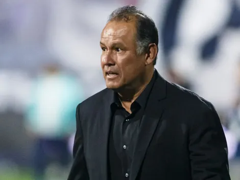 Juan Reynoso pasó la escoba: los tres jugadores que borró en FBC Melgar para 2026