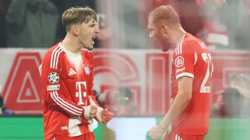 Lennart Karl y su grito de gol junto a Konrad Laimer.