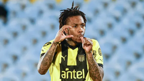 Abel Hernández con camiseta de Peñarol.