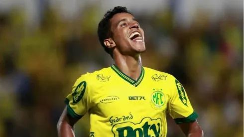 Gabriel Santana con camiseta de Mirassol.