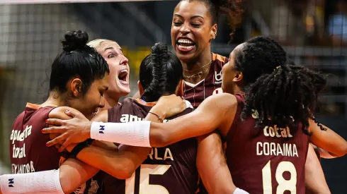 Jugadoras de Universitario celebrando.