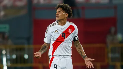 Paolo Guerrero con camiseta de Perú.