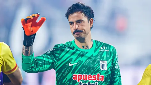 Guillermo Viscarra tapando en Alianza Lima.