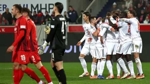 Festejo del Bayern tras el gol de Stanisic.
