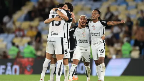 El festejo de Carrillo con sus compañeros en Corinthians.