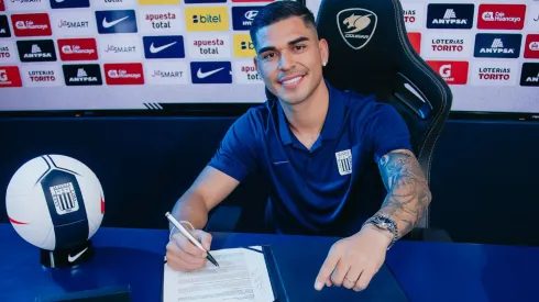 Luis Ramos firmando su contrato.