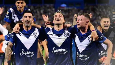 Francisco Pizzini celebran con sus compañeros en Vélez.