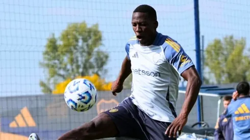 Luis Advíncula entrenando con Boca Juniors.