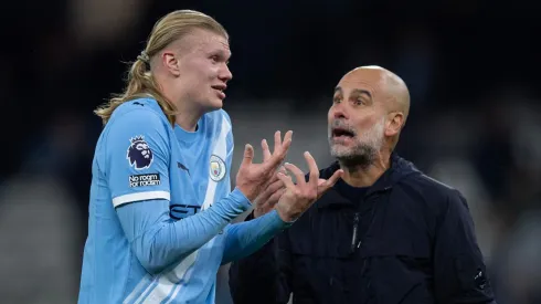 Erling Haaland y Pep Guardiola, en una discusión amistosa.