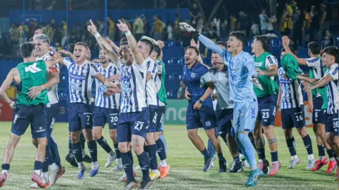 Jugadores de 2 de Mayo celebrando.