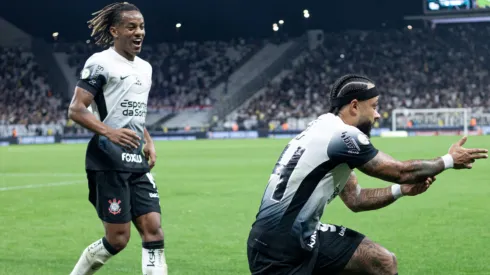 André Carrillo y Memphis Depay en Corinthians