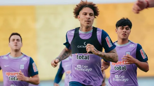 Paolo Guerrero entrenando con sus compañeros en Alianza Lima.