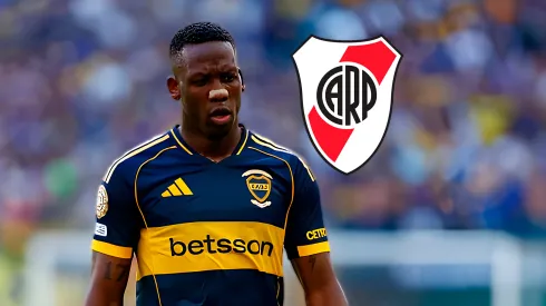 Luis Advíncula y el escudo de River Plate.