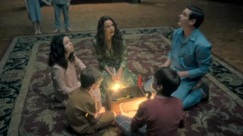 Carla Gugino, Henry Thomas, Lulu Wilson, Julian Hilliard and Paxton Singleton in The Haunting of Hill House.