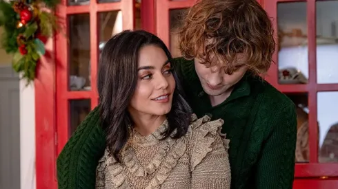Vanessa Hudgens y Josh Withehouse en The Knight Before Christmas