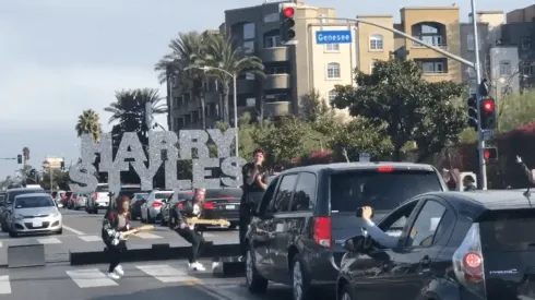 Harry Styles cantando en las calles de Los Ángeles