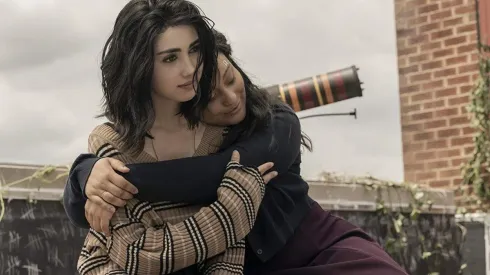 Aliyah Royale y Alexa Mansour en "World Beyond"