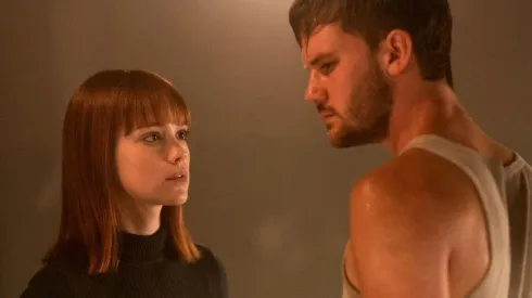 Emilia Schule y Jeremy Irvine en "Treadstone"