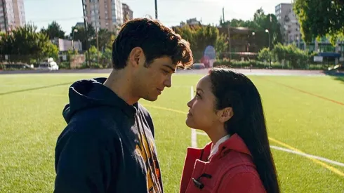 Noah Centineo y Lara Condor en "A todos los chicos que he amado"
