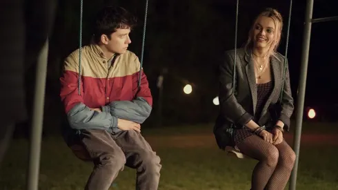 Asa Butterfield y Emma Mackey en Sex Education