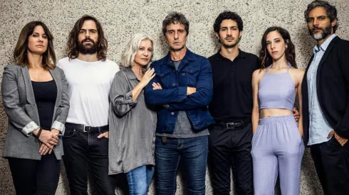 Reparto principal de "El Reino" esn fotografía promocional