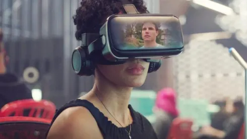 Andy Allo y Robbie Amell en Upload