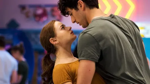 Joey King y Taylor Zakhar Perez en El Stand de los Besos 2