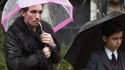 Robert Sheehan y Adrien Gallaher en The Umbrella Academy