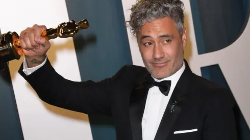 Taika Waititi en la gala de los Oscars 2020