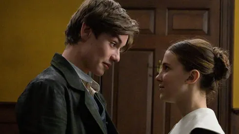 Louis Partridge y Millie Bobby Brown en Enola Holmes