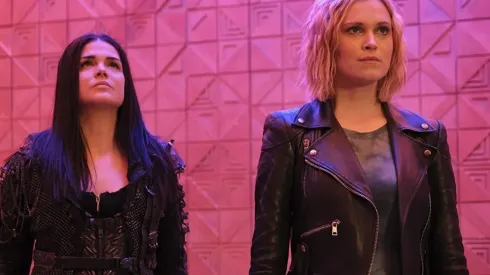 Eliza Taylor y Marie Avgeropoulos en The 100