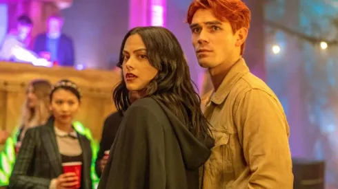 Camila Mendes y KJ Apa en Riverdale